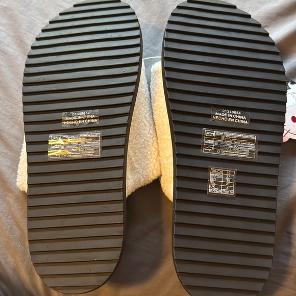 Forever 21 Hello Kitty White and Red Furry Slides - Picture 5 of 7